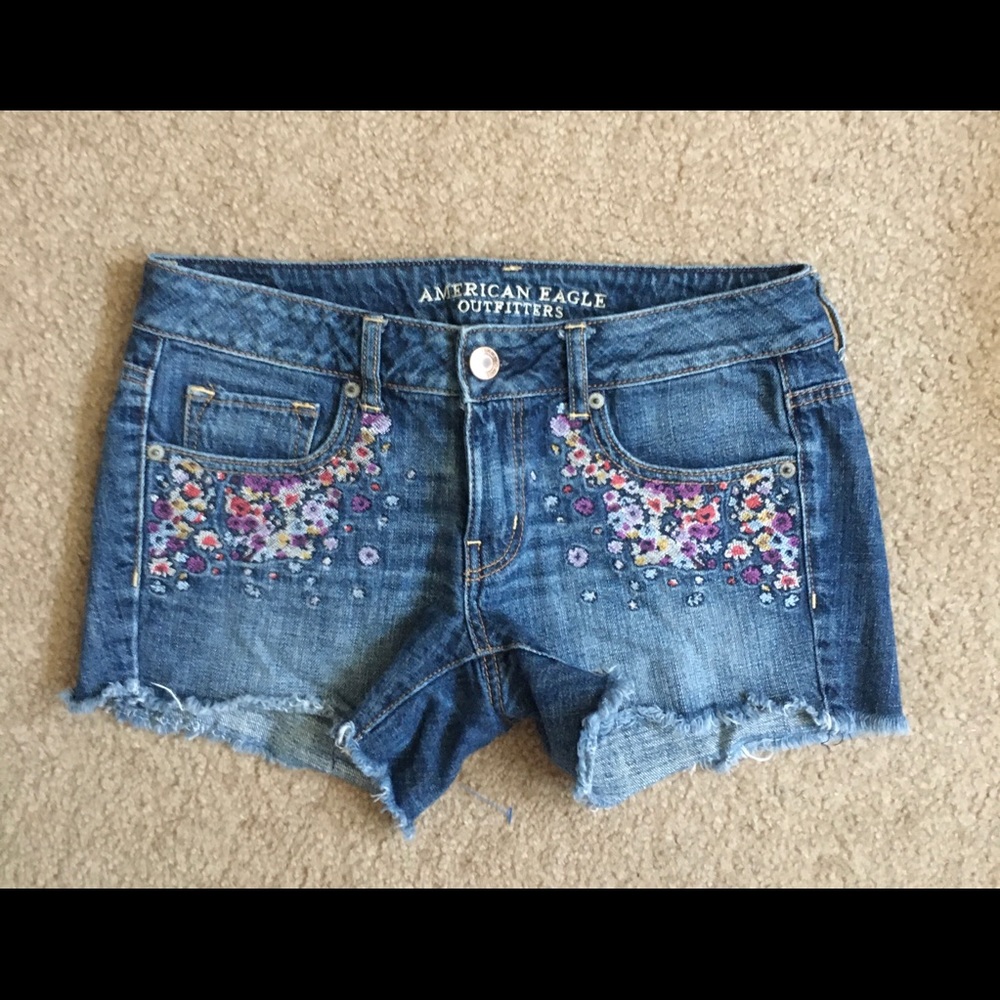 AE Embroidered Flowers Jean Shorts, size 6.